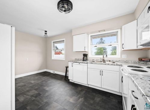 2206 10th St, Duluth, MN 55806-1235