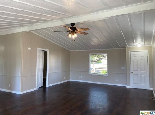 401 Troell St, Seguin TX 78155-7241 exterior