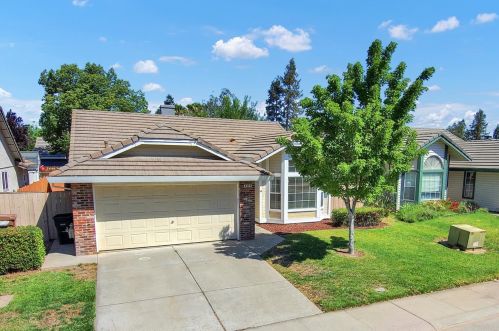 8989 Valley Dr, Elk Grove, CA 95624-1324