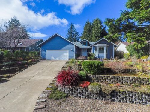 820 Dolores Dr, Waldport, OR 97394-9577
