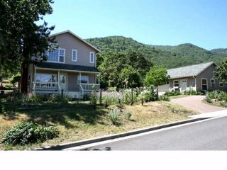 490 Strawberry Ln, Ashland, OR 97520-2756