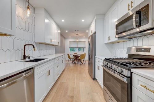 1743 Cricket Hollow Dr, Austin TX  78758-4254 exterior