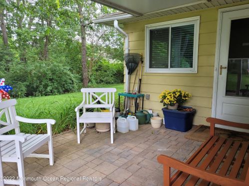 23 Robin St, Lakehurst, NJ 08759-5194