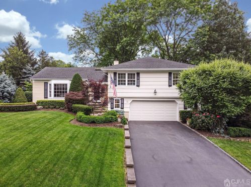 4 Moraine Rd, Edison, NJ 08820-3662