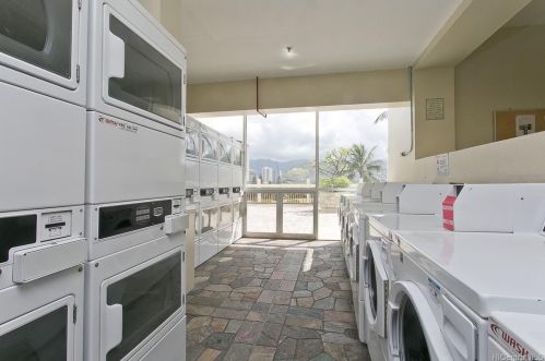 445 Seaside Ave, Honolulu HI  96815-2640 exterior