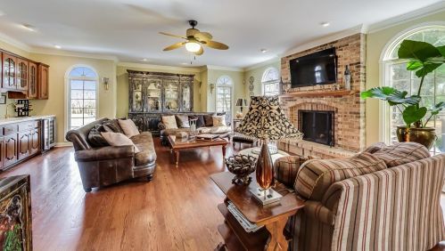 347 Willowood Ln, Willowbrook IL  60527-3900 exterior