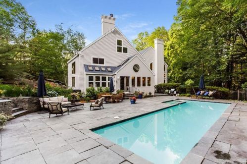 96 Greentree Dr, Glastonbury, CT 06033-2628