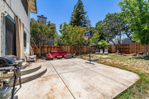 254 Loch Lomond Dr, Vacaville, CA 95687-5194