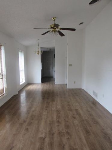 1111 Oakland Dr, Irving TX  75060-3954 exterior