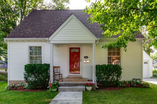 61 Maple St, Bull Valley, IL 60014-5916
