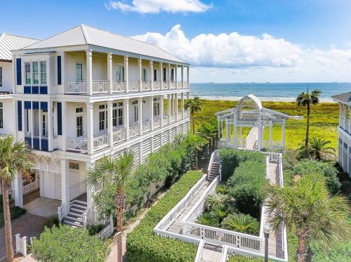 1625 Seaside Dr, Galveston, TX 77550-3363
