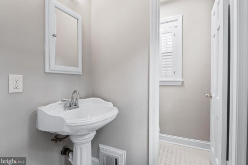 305 Melbourne Ave, Silver Spring MD 20901-2818 exterior