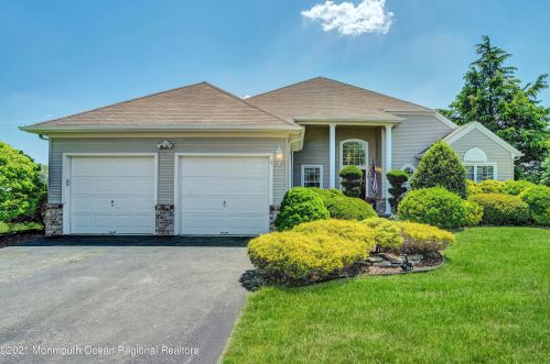 7 Fontaine Ct, Lakehurst, NJ 08759-6072