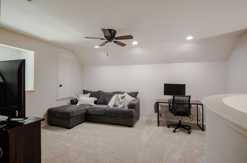 210 Wellington Rd, Irving TX 75063-7201 exterior