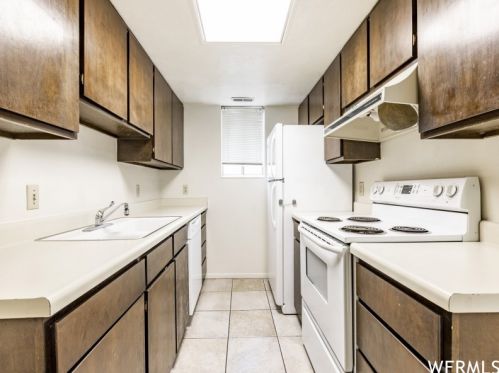 753 Vlg Way, Sandy UT 84094-1861 exterior