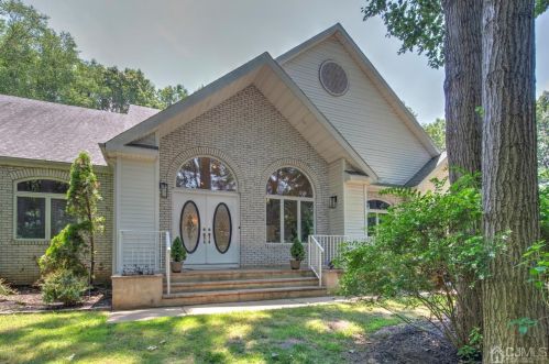 28 Portsmouth Dr, Old Bridge, NJ 08857-3113