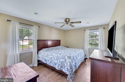 74 Wolf Dr, Trenton NJ 08610-1125 exterior