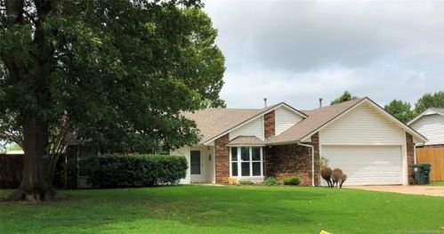 307 Phoenix Village Rd, Muskogee, OK 74403-6208