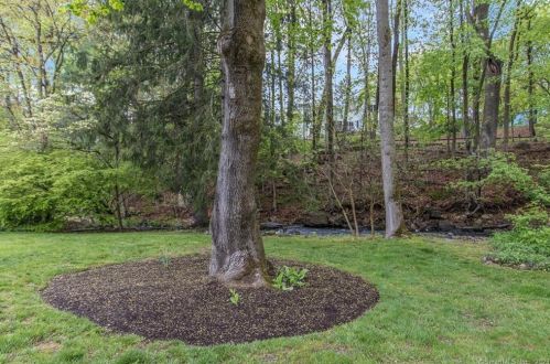 1 Mckendry Ct, Norwalk CT  06853-1018 exterior
