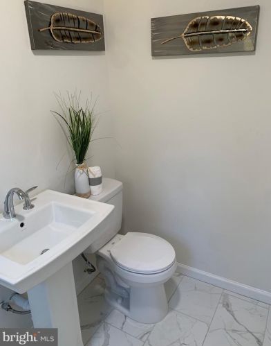 9407 Colesville Rd, Silver Spring MD 20901-4819 exterior