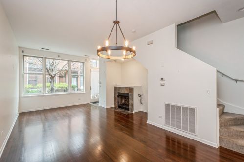 954 Crosby St, Chicago IL  60610-2402 exterior