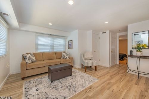 11 Freeman Pl, Town Center, NJ 07052-4404