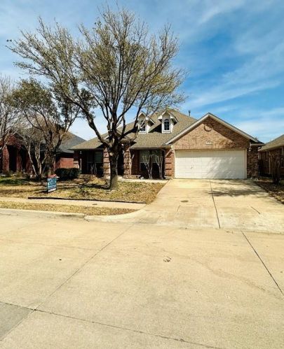 5744 Table Rock Dr, Fort Worth TX  76131-2040 exterior