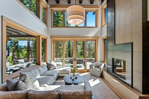 8370 Valhalla Dr, Truckee CA  96161-4296 exterior