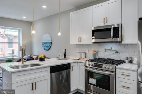 1013 24th St, Philadelphia PA  19146-2543 exterior