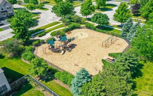 439 Westport Dr, Pingree Grove IL  60140-9172 exterior