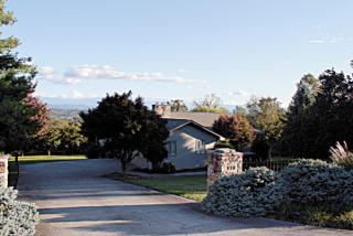 975 Hilltop Ln, Kodak, TN 37764-1836