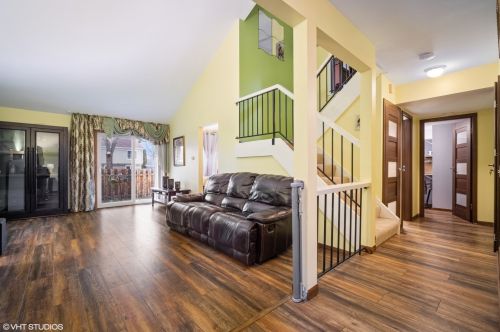 747 Biloxie Ct, Carol Stream, IL 60188-9213