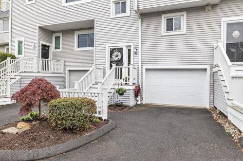 90 Country Pl, Huntington, CT 06484-3862