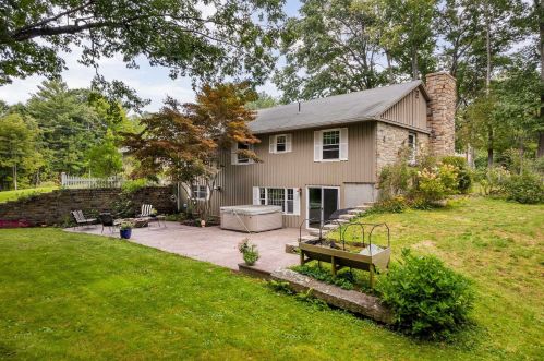 7 Dover Neck Rd, Dover, NH 03820-4909