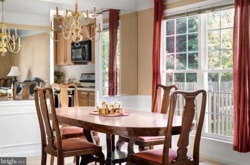 705 Longfellow Dr, Leesburg, VA 20176-4938