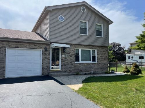 886 Glenlake Dr, Carol Stream, IL 60188-4703