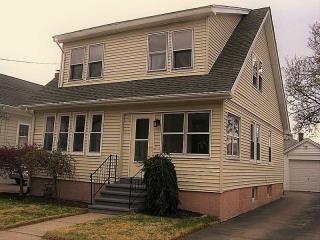 34 Sterling St, Pawtucket, RI 02860-5635