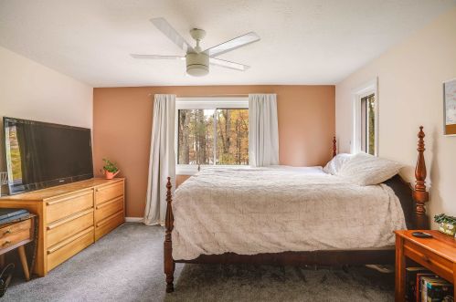 8 Windsor Blvd, Londonderry NH  03053-3662 exterior