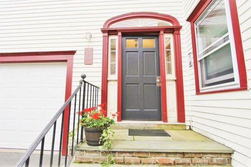 31 Franklin St, Middletown, RI 02840-3012