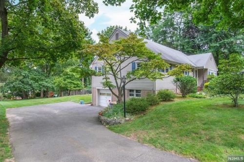 77 Venus Dr, Closter, NJ 07624-2318