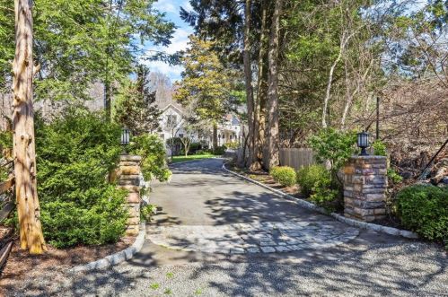 17 Carrington Dr, Greenwich CT  06831-3119 exterior