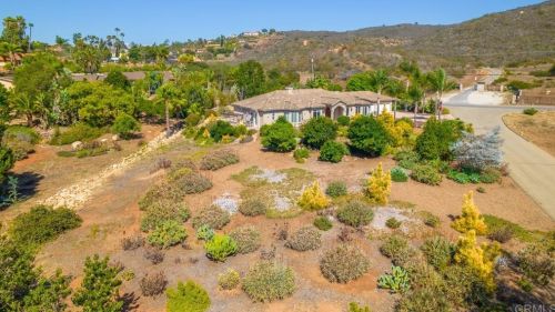 2021 Pleasant Heights Dr, Vista CA  92084-2844 exterior