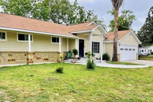 1702 Rampart St, Columbus, TX 78934-2714