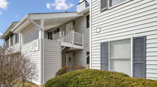 264 Kingbird Ct, Three Bridges, NJ 08887-2127