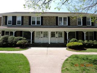 92 Sweet Briar Dr, Clark, NJ 07066-2019
