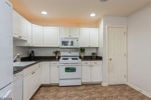 121 Forest Dr, Piscataway NJ  08854-2273 exterior