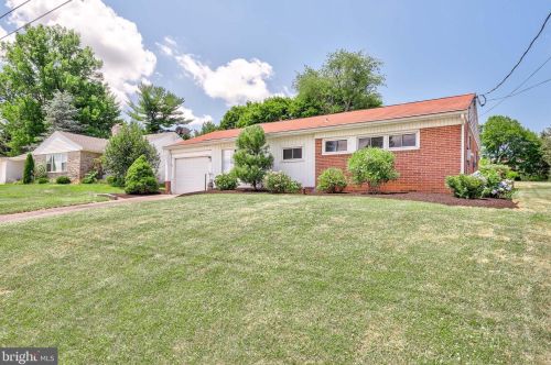 30 Crestview Dr, York, PA 17402-4907
