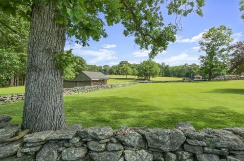 7 River Rd, Pomfret Center, CT 06259-1827