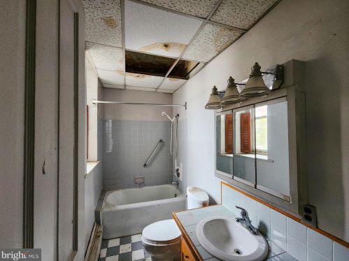 6804 Emlen St, Philadelphia PA  19119-2641 exterior