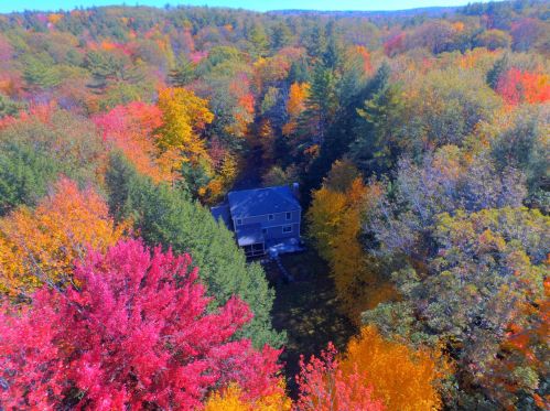 385 Highland Dr, Henniker, NH 03242-4152